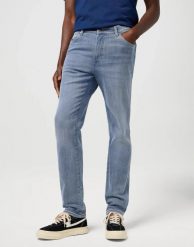 MESKIE SPODNIE WRANGLER RIVER GREY LIGHT 112373002. Szare spodnie materiałowe męskie Wrangler, l, bez wzorów, z jeansu. Za 219.99 zł.