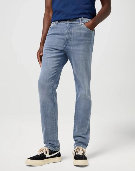 MESKIE SPODNIE WRANGLER RIVER GREY LIGHT 112373002. Szare spodnie materiałowe męskie Wrangler, l, bez wzorów, z jeansu. Za 219.99 zł.