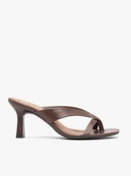 Ciemnobrązowe japonki na obcasie. Brązowe sandały damskie Ryłko, bez wzorów, z gumy, bez obcasa, na obcasie, bez zapięcia. Za 399.99 zł.