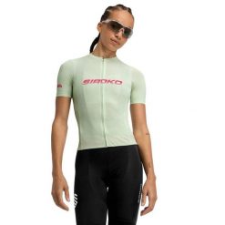 Damska koszulka rowerowa z krótkim rękawem z siateczki Kolarstwo Siroko M8 Syn. Zielone koszulki sportowe damskie SIROKO, m, bez wzorów, z tkaniny, bez kołnierzyka, bez ramiączek, rowerowe. Za 254.00 zł.