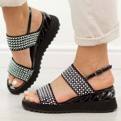 Czarne skórzane sandały damskie na koturnie DiA 3067. Czarne sandały damskie DiA, bez wzorów, ze skóry, bez obcasa, na koturnie, bez zapięcia. Za 399.00 zł.