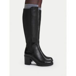 Kozaki JENNY. Czarne kozaki damskie Jenny, bez obcasa, na słupku. Za 229.99 zł.