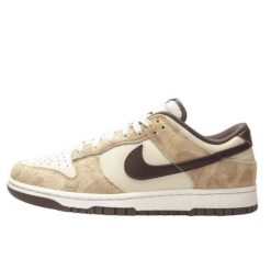 Buty do chodzenia dla dorosłych Nike Dunk Low Retro PRM Animal Pack Giraffe. Brązowe obuwie sportowe damskie Nike, bez wzorów, z futra, tenisowe. Za 1,353.94 zł.