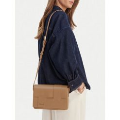 Torebka GINO ROSSI. Brązowe listonoszki damskie Gino Rossi, bez wzorów, bez dodatków. Za 179.99 zł.