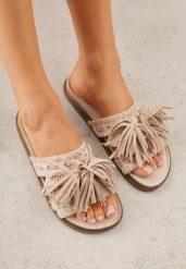 Beżowe Klapki Boho z Ozdobnymi Frędzlami Samsonitta. Brązowe klapki damskie Renee, z aplikacjami, z koronki, boho, bez obcasa, na płaskiej podeszwie. Za 89.99 zł.