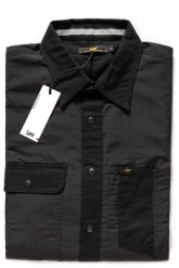 KOSZULA LEE TECHNICAL WHIZZIT SHIRT BLACK L68FUX01 112117107. Czarne koszule męskie Lee, l, bez wzorów, bez kołnierzyka, bez ramiączek. Za 129.99 zł.