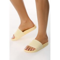 Żółte Klapki Setting. Żółte klapki damskie Born2be, z aplikacjami, bez obcasa, na płaskiej podeszwie. Za 29.99 zł.