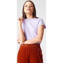 NA-KD Basic T-shirt z surowym wykończeniem - Purple. Fioletowe t-shirty damskie NA-KD Basic, z bawełny, z okrągłym kołnierzem. W wyprzedaży za 21.18 zł.