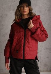 Czerwona Pikowana Kurtka Puffer z Kapturem Ozdobiona Napisami Orellana. Czerwone kurtki damskie Renee, na wiosnę, l, bez wzorów, z jeansu, z kapturem. Za 129.99 zł.