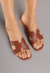 Ciemnobrązowe Klapki Vices Ozdobione Wycięciami Arnellta. Brązowe klapki damskie Renee, bez wzorów, eleganckie, bez obcasa, na płaskiej podeszwie. Za 59.99 zł.