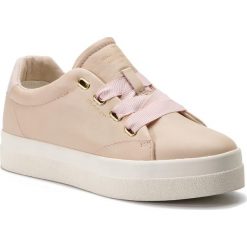 Sneakersy GANT - Aurora 18531433 Silver Pink G584. Brązowe półbuty damskie GANT, bez wzorów, z materiału, bez obcasa, na płaskiej podeszwie, bez zapięcia. W wyprzedaży za 279.00 zł.