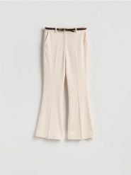 Spodnie flare z paskiem - złamana biel. Spodnie materiałowe damskie Reserved, l, bez wzorów, z tkaniny. Za 139.99 zł.