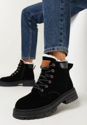 Czarne Botki w Stylu Traperów Mocno Ocieplone Samecia. Czarne botki damskie Born2be, na zimę, z dzianiny, eleganckie, bez obcasa, na płaskiej podeszwie, bez zapięcia. Za 69.99 zł.