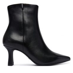 Botki Tamaris. Czarne botki damskie Tamaris, bez obcasa, na słupku, bez zapięcia. Za 389.99 zł.