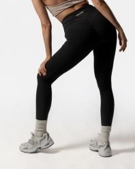 Damskie legginsy modelujące z wysokim stanem na fitness – czarny. Czarne legginsy sportowe damskie AESTHETIC WOLF, l, bez wzorów, z dzianiny, z podwyższonym stanem, długie, do biegania. Za 269.99 zł.