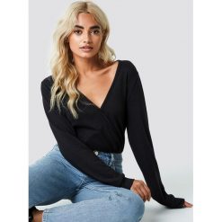 Rut&Circle Kopertowy sweter - Black. Czarne swetry damskie Rut&Circle, z dzianiny, z kopertowym dekoltem. Za 121.95 zł.