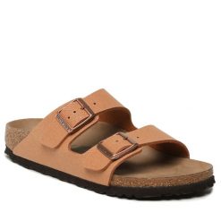 Klapki Birkenstock. Brązowe klapki damskie Birkenstock, bez wzorów, bez obcasa. Za 449.99 zł.