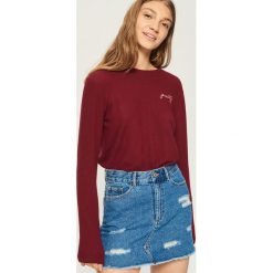 Sweter z haftowanym napisem - Fioletowy. Fioletowe swetry damskie Sinsay. Za 39.99 zł.