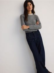 Sweter z ozdobnym dekoltem - szary. Szare swetry damskie Reserved, l, bez wzorów, z dzianiny, bez kołnierzyka, bez ramiączek, bez kaptura. W wyprzedaży za 59.99 zł.