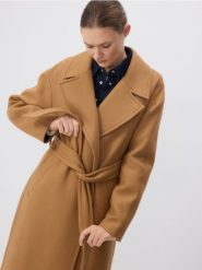 Płaszcz z wełną Manteco - beżowy. Brązowe płaszcze damskie Reserved, l, bez wzorów, z tkaniny, bez kaptura. W wyprzedaży za 399.99 zł.
