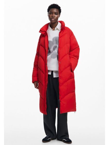 Desigual Kurtka zimowa Copenhague 24WWEWA9 Czerwony Relaxed Fit. Czerwone kurtki damskie Desigual, na zimę, s, bez wzorów, z syntetyku, bez kaptura. Za 519.99 zł.
