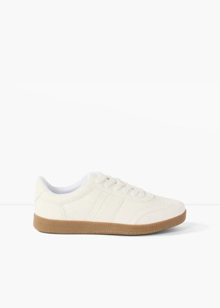 Sneakersy w stylu retro. Białe obuwie sportowe damskie bonprix, bez wzorów. Za 119.99 zł.
