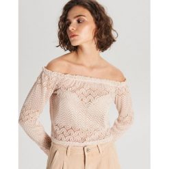 Bluzka cold shoulder - Kremowy. Bluzki damskie marki Cropp. Za 69.99 zł.
