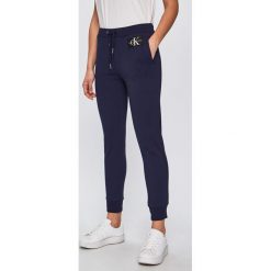 Calvin Klein Jeans - Spodnie. Niebieskie jeansy damskie Calvin Klein Jeans. W wyprzedaży za 219.90 zł.