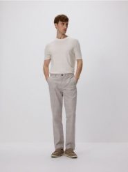 Spodnie chino slim z lnem - brązowy. Brązowe spodnie materiałowe męskie Reserved, bez wzorów, z bawełny. W wyprzedaży za 129.99 zł.