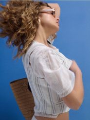 Bawełniana koszulowa bluzka z krótkim rękawem i ażurowym wzorem - biały. Białe bluzki damskie Sinsay, l, w ażurowe wzory, z bawełny, bez kołnierzyka, bez ramiączek. Za 49.99 zł.