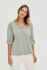 Bluza w paski oliwkowa. Zielone bluzy damskie MOODO, l, bez wzorów, z bawełny, bez kaptura. Za 99.99 zł.