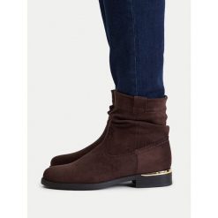 Botki JENNY. Brązowe botki damskie Jenny, bez obcasa, na płaskiej podeszwie, bez zapięcia. Za 149.99 zł.