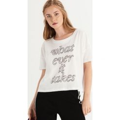 T-shirt z napisem i dżetami - Biały. Białe t-shirty damskie Sinsay, z napisami. Za 29.99 zł.