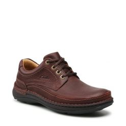 Półbuty Clarks. Brązowe półbuty na co dzień męskie Clarks, bez zapięcia. Za 389.99 zł.