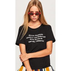 T-shirt z napisem - Czarny. Czarne t-shirty damskie Reserved, z napisami. Za 19.99 zł.