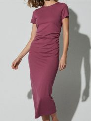 Bawełniana sukienka midi z marszczeniem po bokach - różowy. Czerwone sukienki damskie Sinsay, l, bez wzorów, z bawełny, bez kołnierzyka, bez ramiączek, midi. Za 49.99 zł.