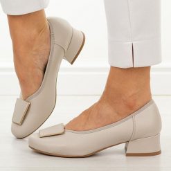 Białe czółenka damskie na obcasie M.Daszyński Sa279-1. Białe czółenka damskie M.Daszyński, z aplikacjami, ze skóry, casualowe, z okrągłym noskiem, bez obcasa, na obcasie, bez zapięcia. W wyprzedaży za 179.10 zł.