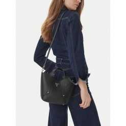 Torebka Guess. Czarne torebki do ręki damskie Guess, z aplikacjami, klasyczne, bez dodatków. Za 569.99 zł.