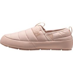 Damskie buty trekkingowe Helly Hansen Cabin Loafer. Czerwone trekkingi damskie Helly Hansen, na zimę, primaloft. Za 298.00 zł.