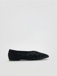 Baleriny z marszczeniami - czarny. Czarne baleriny damskie Reserved, bez wzorów, bez obcasa. Za 149.99 zł.