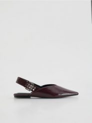 Baleriny z paskiem - mahoniowy. Brązowe baleriny damskie Reserved, bez wzorów, ze skóry, bez obcasa. Za 139.99 zł.