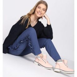 Niebieskie Spodnie Dresowe Loosen. Niebieskie spodnie dresowe damskie Born2be, s, bez wzorów, z dresówki. Za 54.99 zł.