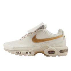 Buty do chodzenia dla dorosłych Air Max Plus Tiempo Metallic Gold. Białe obuwie sportowe damskie Nike, bez wzorów, ze skóry, trekkingowe, nike air max. Za 902.49 zł.