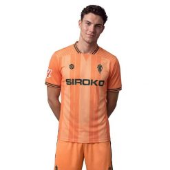 Oficjalna trzecia koszulka bramkarska Real Sporting de Gijón dla dorosłych Sir. Brązowe koszulki sportowe męskie SIROKO, s, bez wzorów, z materiału, bez kołnierzyka, bez ramiączek, do piłki nożnej. Za 344.00 zł.