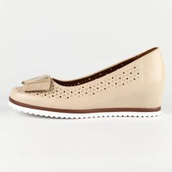 Beżowe ażurowe czółenka damskie na koturnie M.Daszyński Sa199-6. Brązowe czółenka damskie M.Daszyński, w ażurowe wzory, ze skóry, eleganckie, z okrągłym noskiem, bez obcasa, na koturnie, bez zapięcia. Za 169.00 zł.