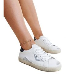 Białe sneakersy z efektem ,,znoszenia'' Gombola. Białe trampki i tenisówki damskie bez wzorów, bez zapięcia. Za 101.26 zł.