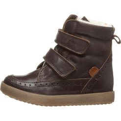 Skórzane botki zimowe w kolorze brązowym. Buty zimowe chłopięce marki Geox. W wyprzedaży za 195.95 zł.