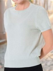 Sweter z krótkim rękawem - zielony. Zielone swetry damskie Sinsay, l, bez wzorów, bez kołnierzyka, bez ramiączek, krótkie, bez kaptura. W wyprzedaży za 19.99 zł.