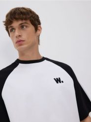 T-shirt oversize z raglanowym rękawem - biały. Białe t-shirty męskie Reserved, l, bez wzorów, z bawełny, bez kołnierzyka. Za 69.99 zł.