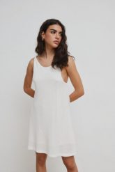 Sukienka na wywiniętych ramiączkach w kolorze SOFT WHITE - ASTRA-XS/S. Białe sukienki damskie Marsala, na co dzień, na lato, s, bez wzorów, z bawełny, casualowe, bez kołnierzyka, bez ramiączek, mini, oversize. Za 269.90 zł.